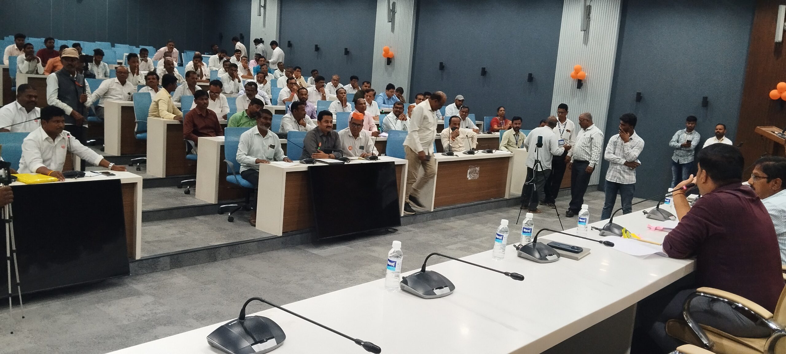 अहिल्यानगरला ऊसदरासह शेतकरी प्रश्नावर बैठकीत अधिकारी निरुत्तर