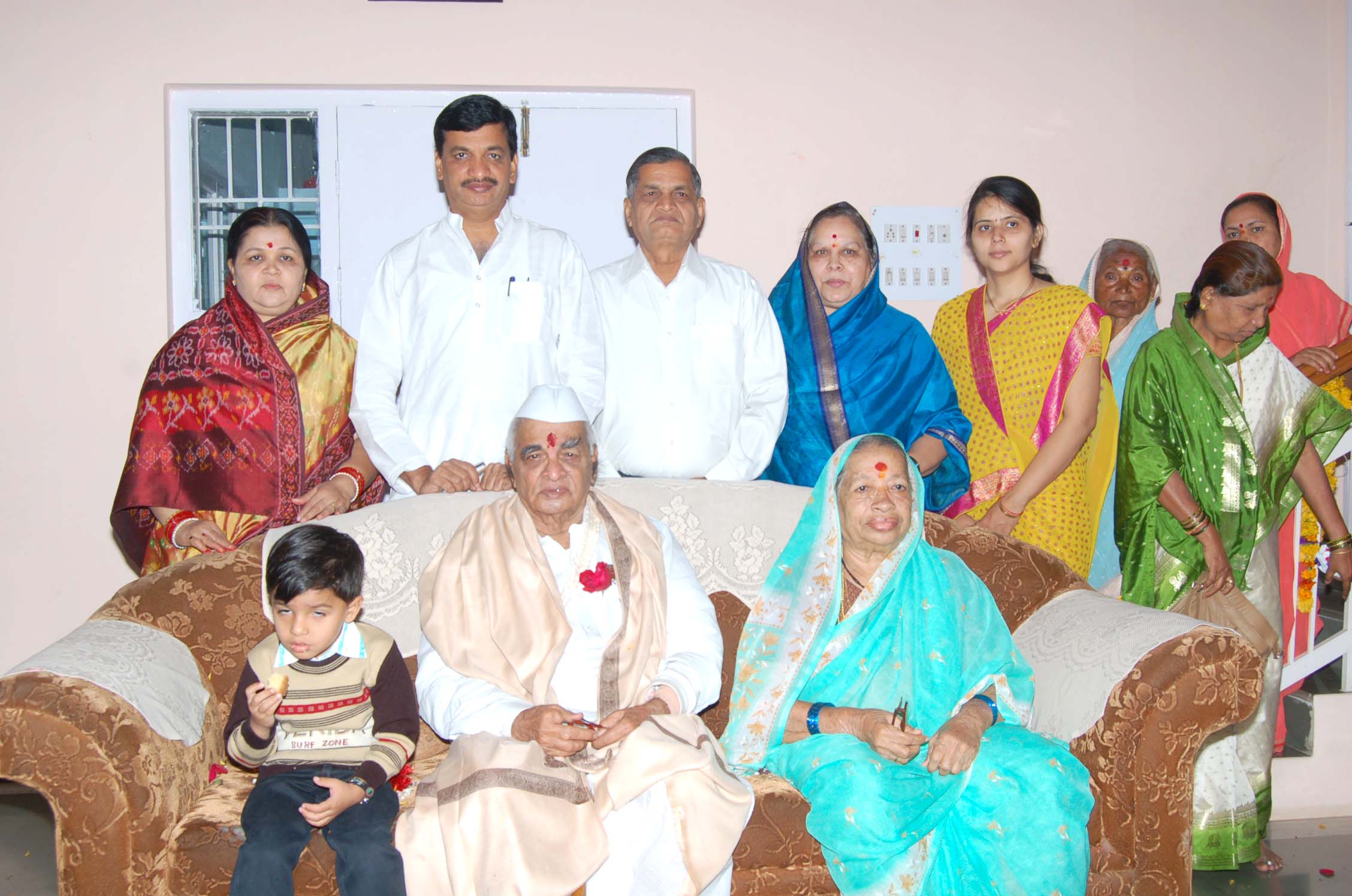 जनहितासाठी आयुष्य वेचणारे दादा