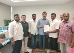 ‘कर्जमाफी, उत्पादन खर्चावर आधारित हमीभावासाठी खडकीच्या  शेतकऱ्यांनी कृषिमंत्र्यांची भेट घेतली