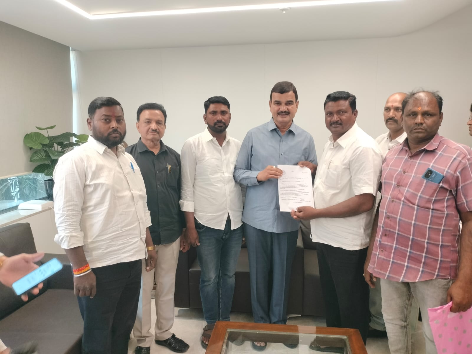 ‘कर्जमाफी, उत्पादन खर्चावर आधारित हमीभावासाठी खडकीच्या  शेतकऱ्यांनी कृषिमंत्र्यांची भेट घेतली